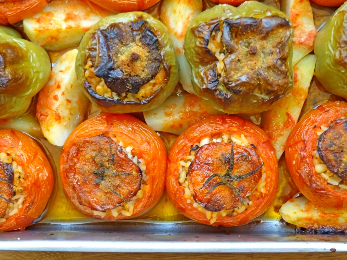 Gefüllte Paprika und gefüllte Tomaten („Gemista“)